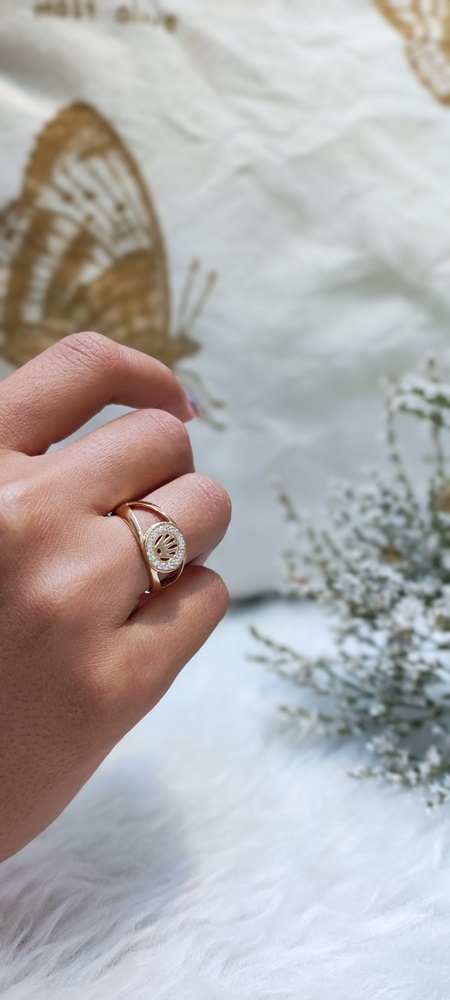 انگشتر رولکس انگشتر رولکس سنگ خور وزن تقریبی 2.200 گرم ( وزن سنگ کسر گردیده است )