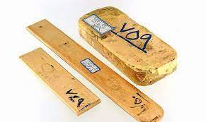  شمش و آبشده طلا عیار ها به صورت انگ روی آنها قرار دارد و میزان خلوص طلا را در ان تیکه ابشده نمایش میدهد .